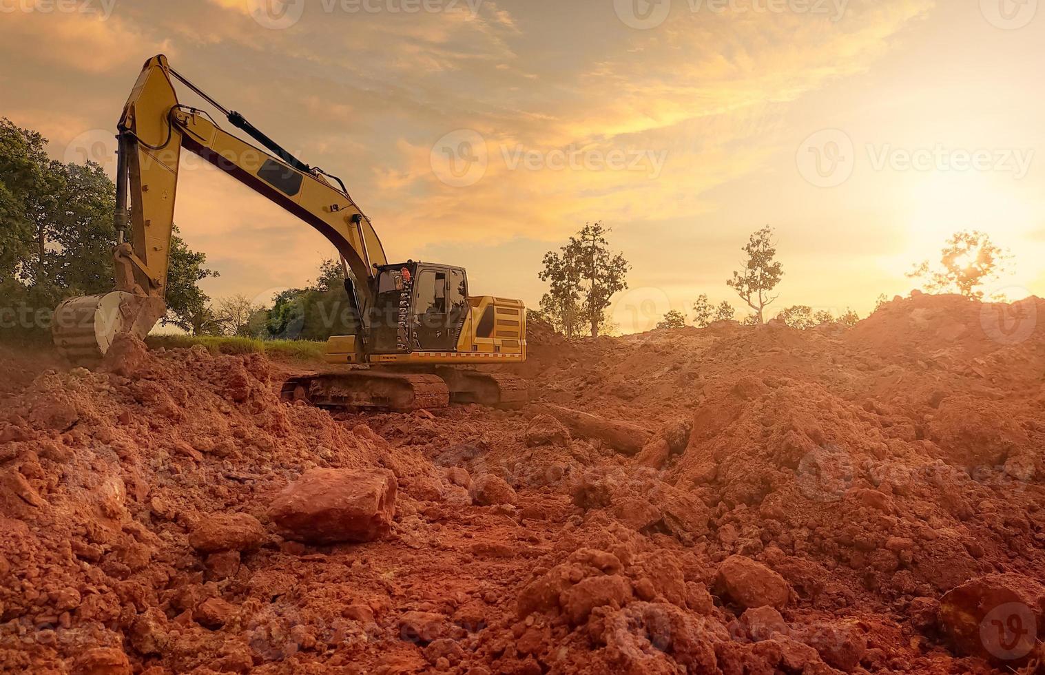 retroescavadeira trabalhando cavando o solo no canteiro de obras. dentes de balde de terra de escavação de retroescavadeira. escavadeira cavando na terra. máquina de escavação. máquina de terraplenagem. retroescavadeira para fundo de negócios de aluguel. foto