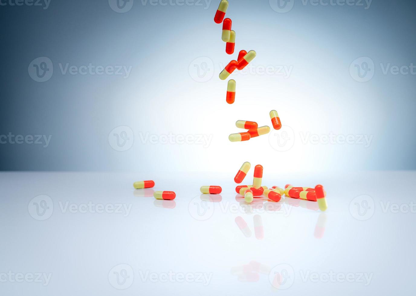 pílula de cápsulas amarelo-laranja caindo na mesa branca. indústria farmacêutica. interações medicamentosas, efeitos colaterais e reações adversas a medicamentos adr background. conceito de uso excessivo de drogas. saúde mundial. foto
