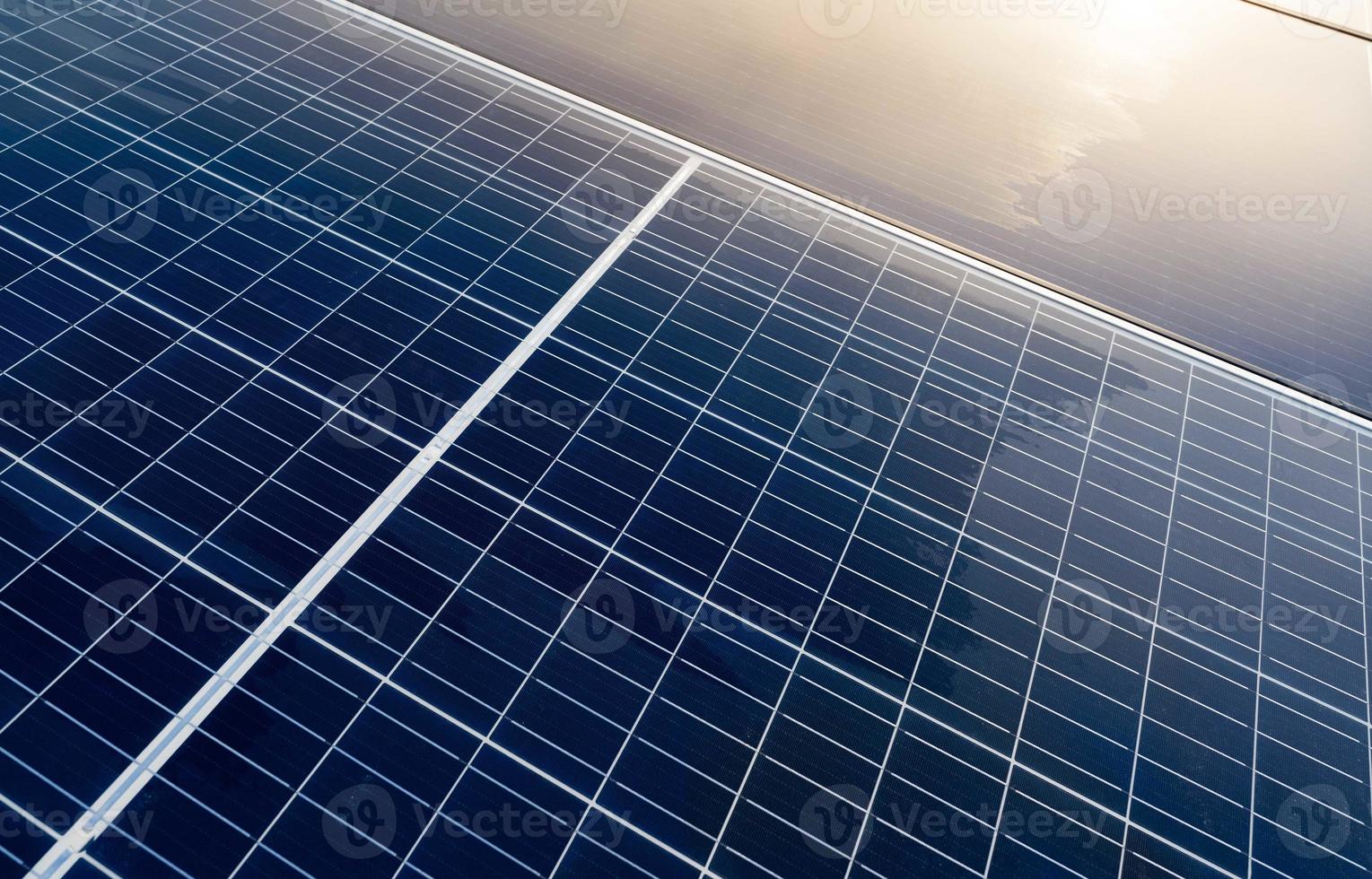 painéis solares ou módulo fotovoltaico. energia solar para energia verde. recursos sustentáveis. energia renovável. tecnologia limpa. painéis de células solares usam a luz do sol como fonte para gerar eletricidade. foto