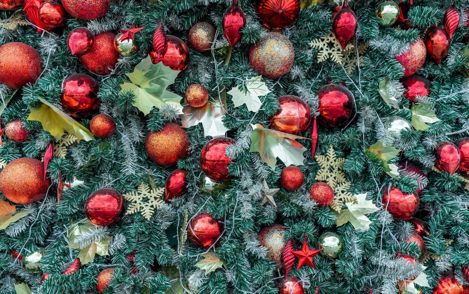 feche a decoração da árvore de natal com bola vermelha, bola de ouro, floco de neve dourado, estrela vermelha. fundo de natal. fundo de férias de natal e feliz ano novo. foto