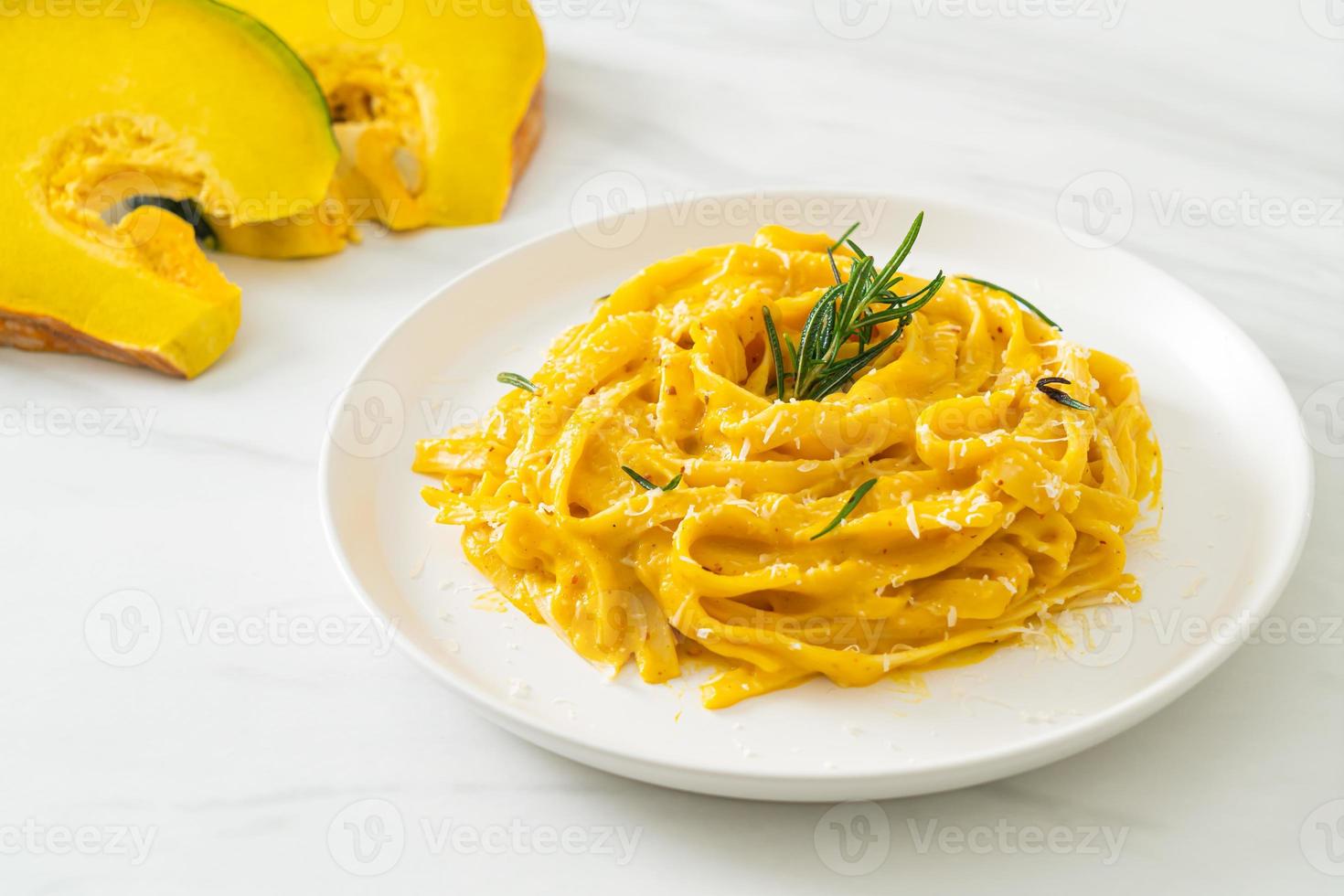 macarrão fettuccine com molho cremoso de abóbora com abóbora foto