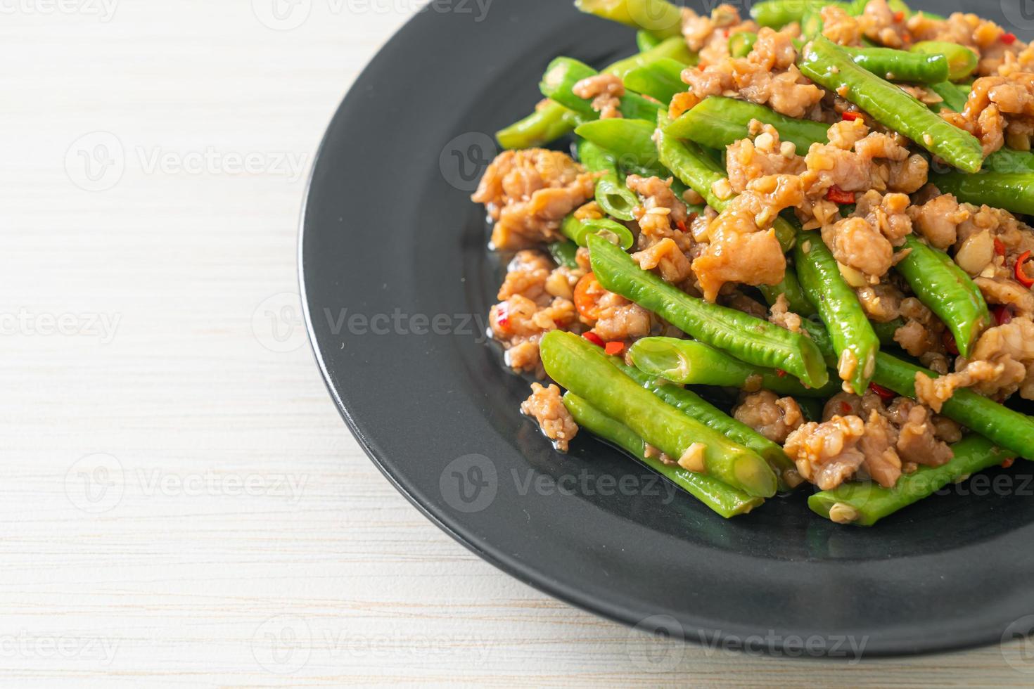 feijão frito ou feijão verde com carne de porco picada foto