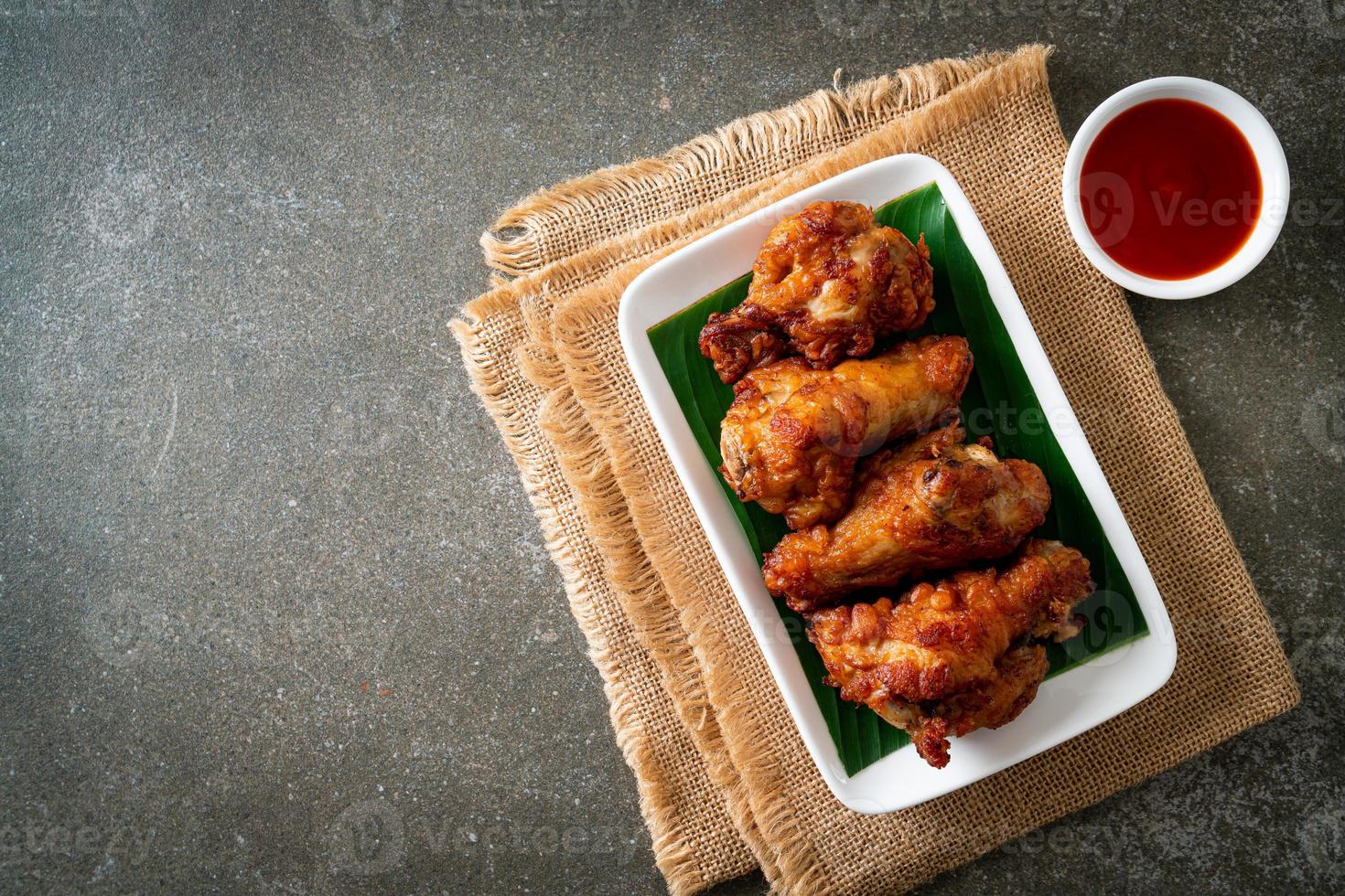 frango frito crocante com molho de peixe foto