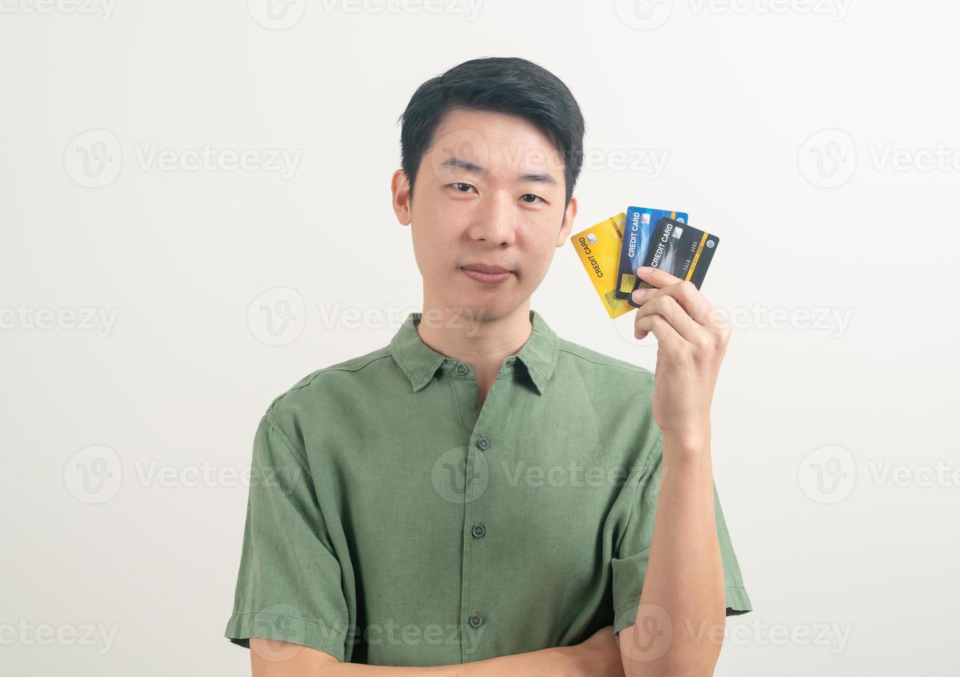 jovem asiático segurando um cartão de crédito foto