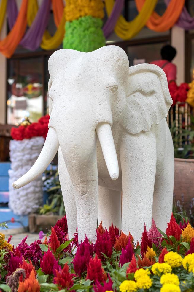 estátua de elefante de espuma branca. foto