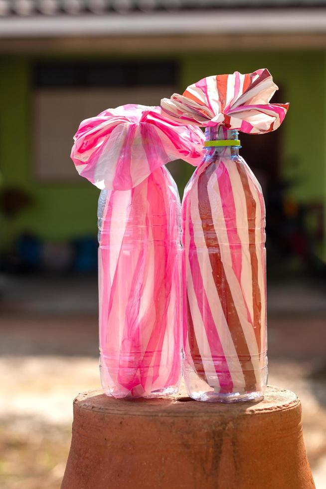 sacos de listras rosa e branco em garrafas transparentes. foto
