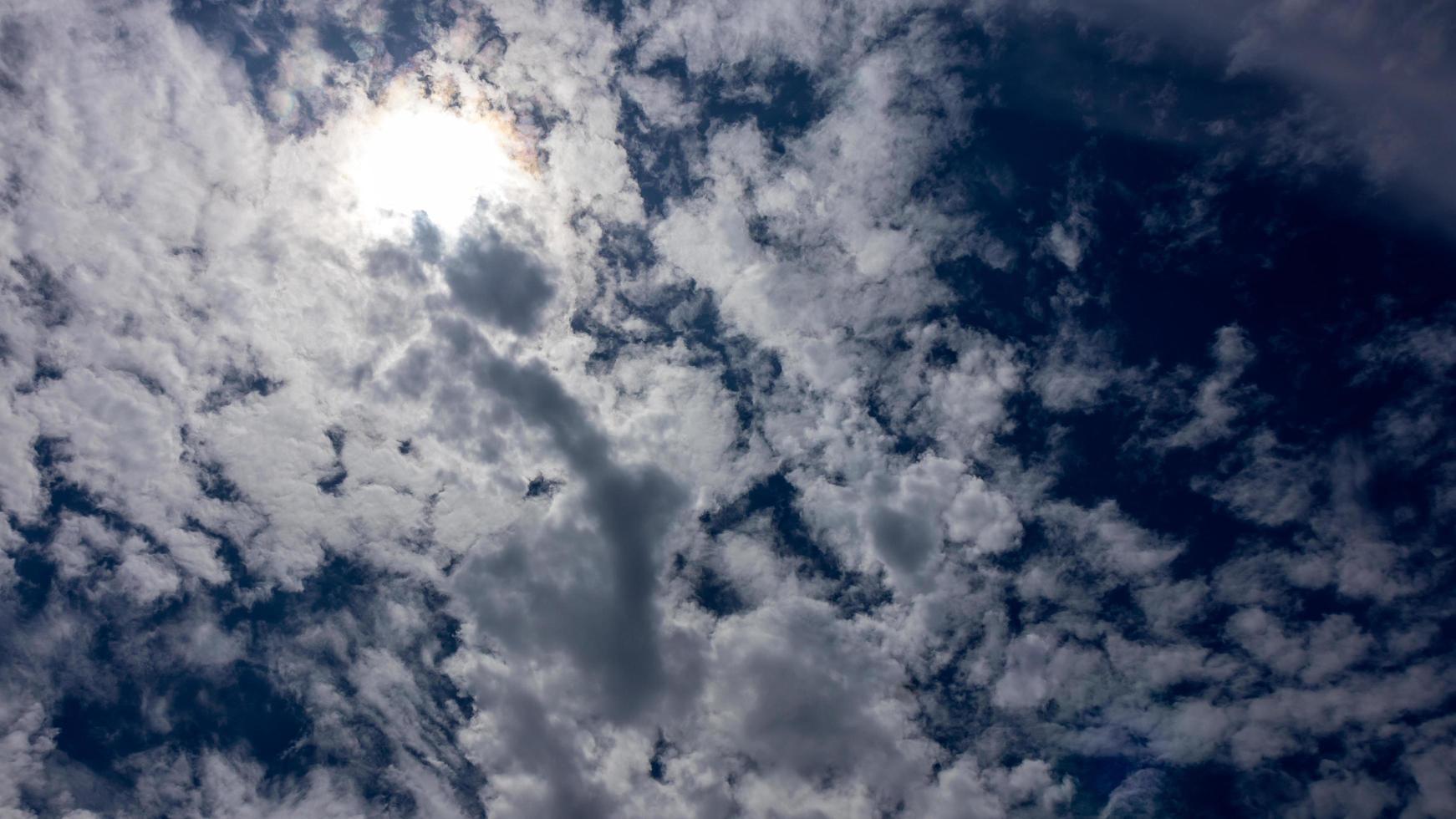 nuvens se espalham com a luz do sol brilhando. foto