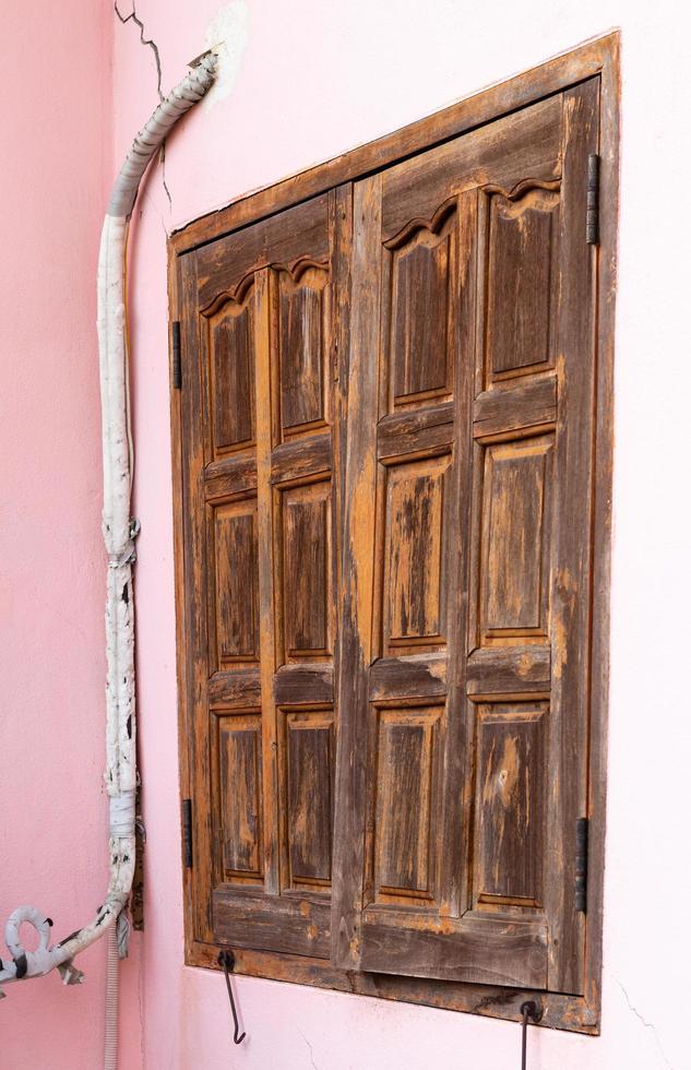 janelas de madeira velhas e linhas de dutos de ar danificadas. foto