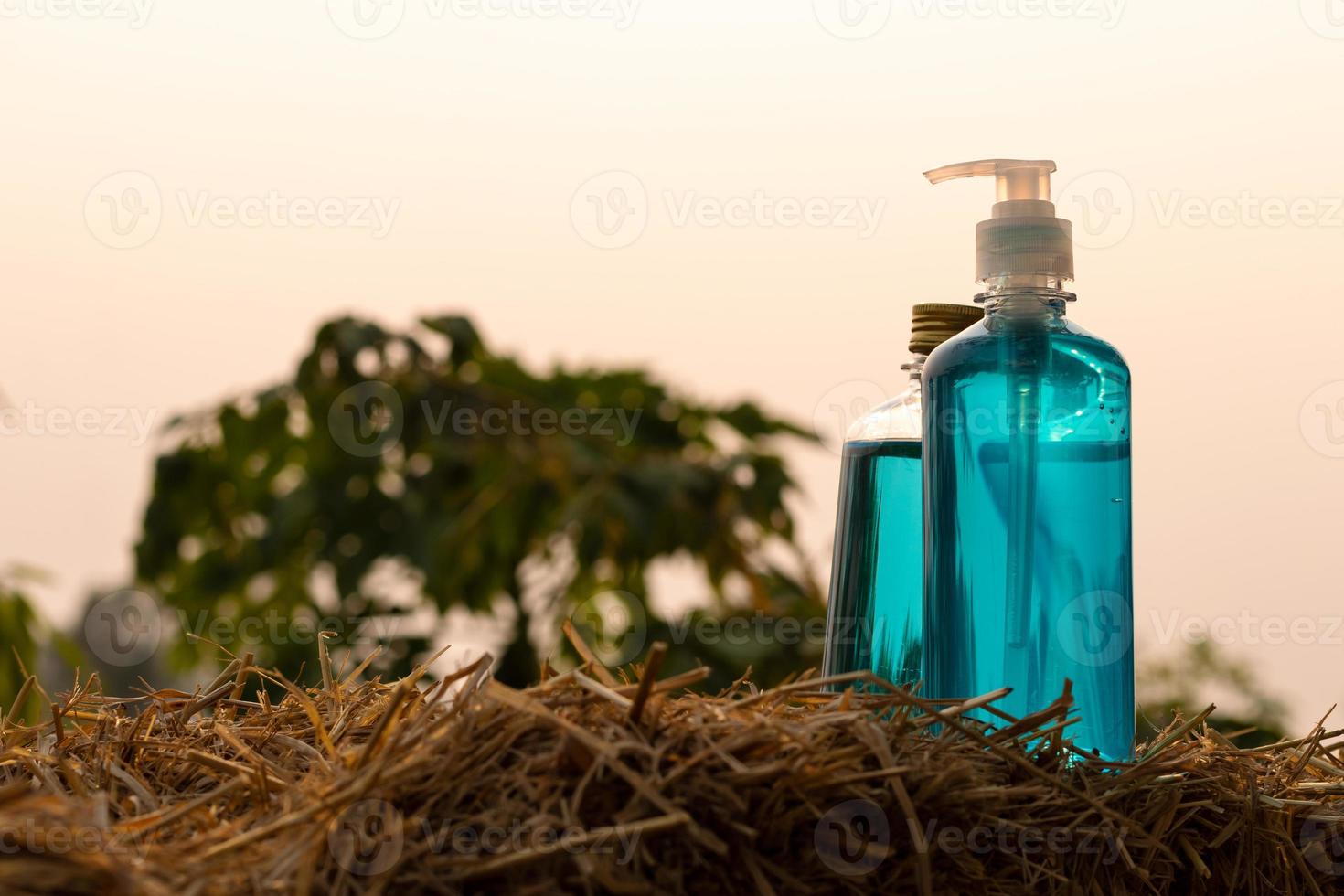 frascos de gel azul e álcool colocados em um canudo no campo. foto