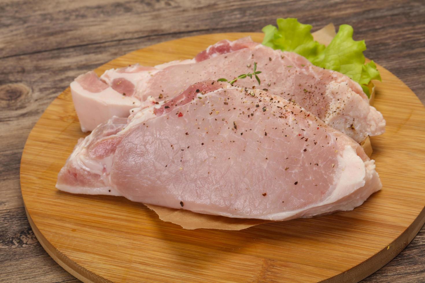 bife de carne de porco crua para grill foto