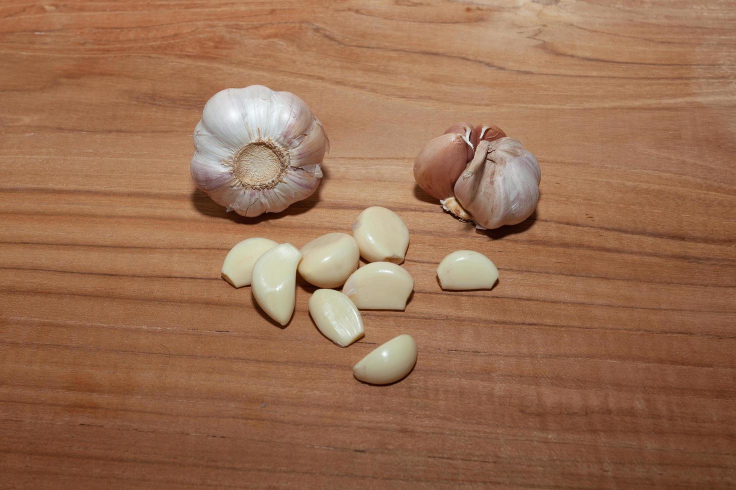 alho branco no piso de madeira para cozinhar foto