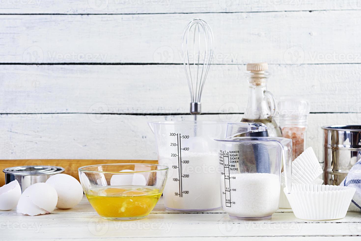 farinha com acessórios de cozinha para fazer massa. massa para assar. foto