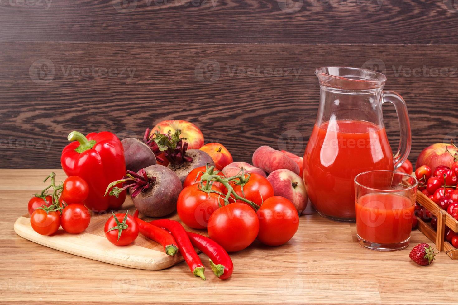 legumes orgânicos crus vermelhos variados foto