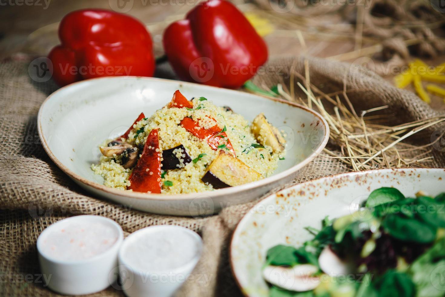 salada de quinoa com tomate, milho e feijão foto