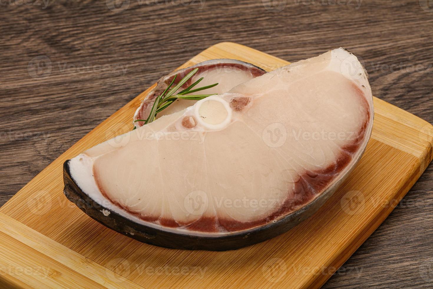 bife de tubarão cru servido com alecrim foto