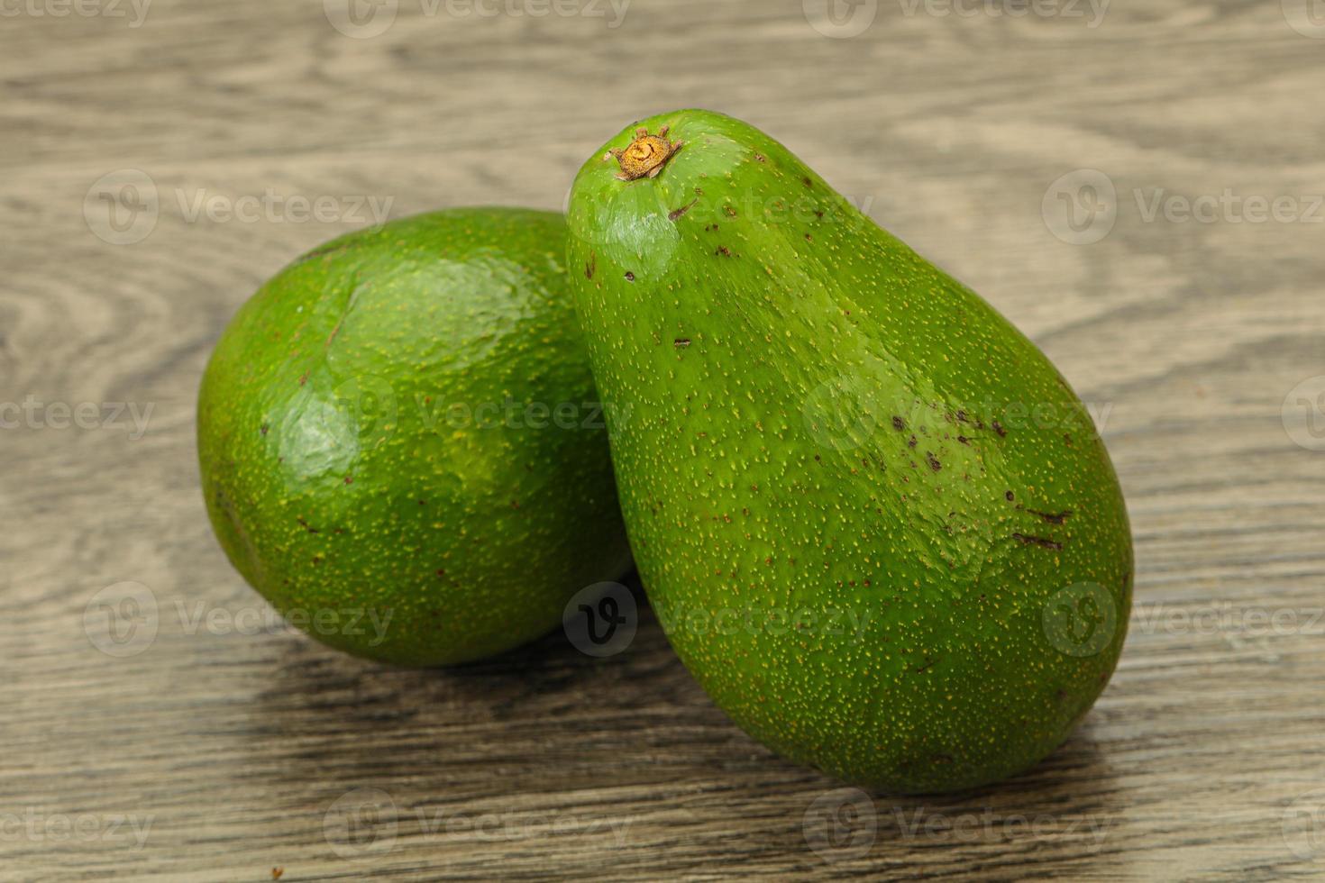 dois vegetais de abacate exóticos maduros foto