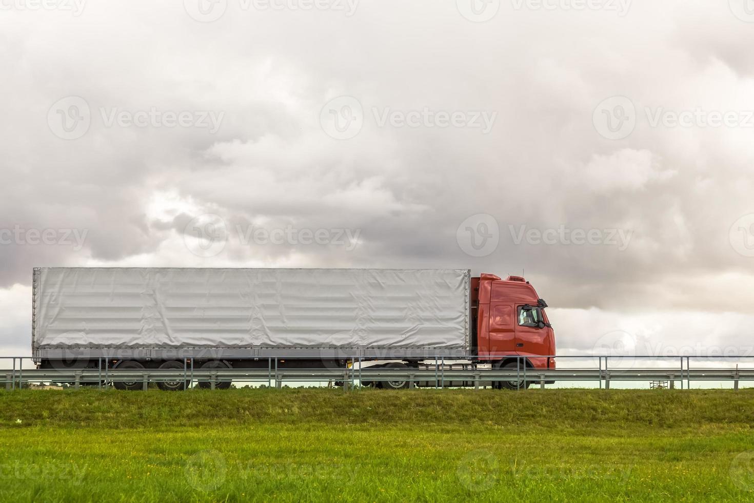 caminhão na estrada foto