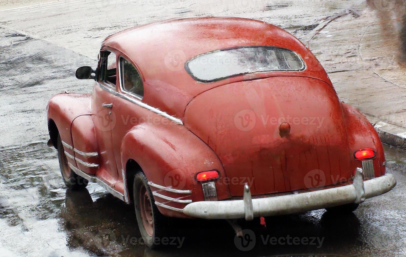 lindo carro clássico vermelho velho na estrada foto