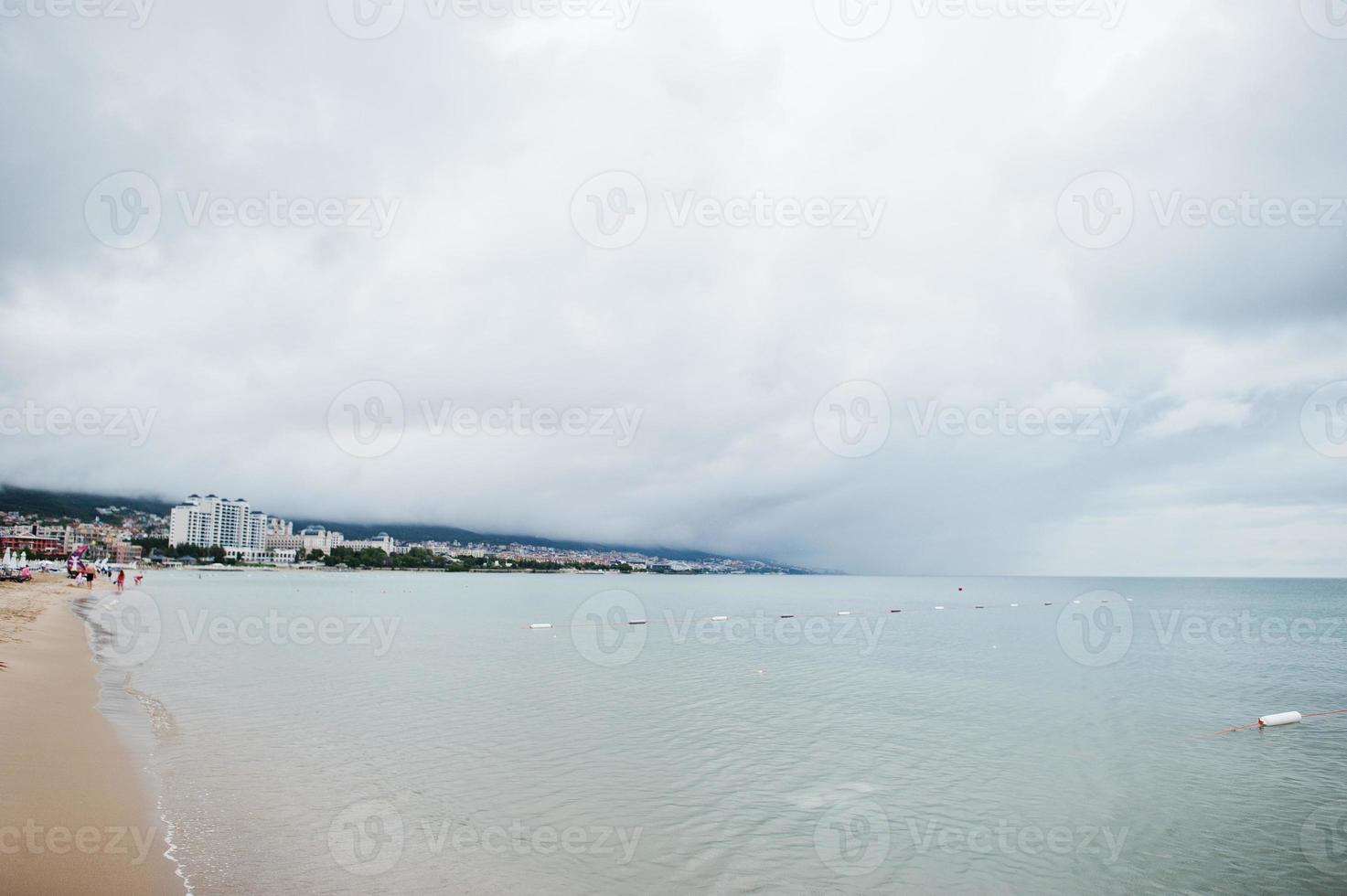 praia ensolarada no mar negro na bulgária. férias de viagem de férias de verão. foto