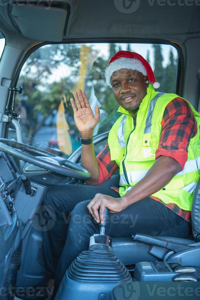 feliz sorriso confiança jovem motorista de caminhão no transporte de negócios longo. foto