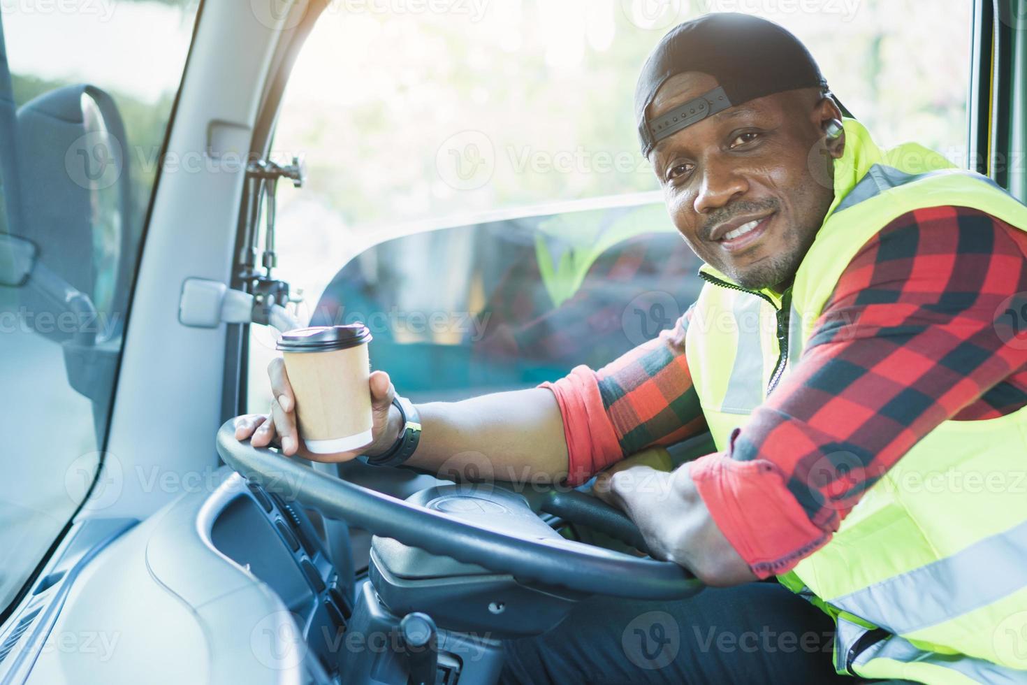 homem motorista de caminhão sorrindo confiante no transporte de carga de seguro foto