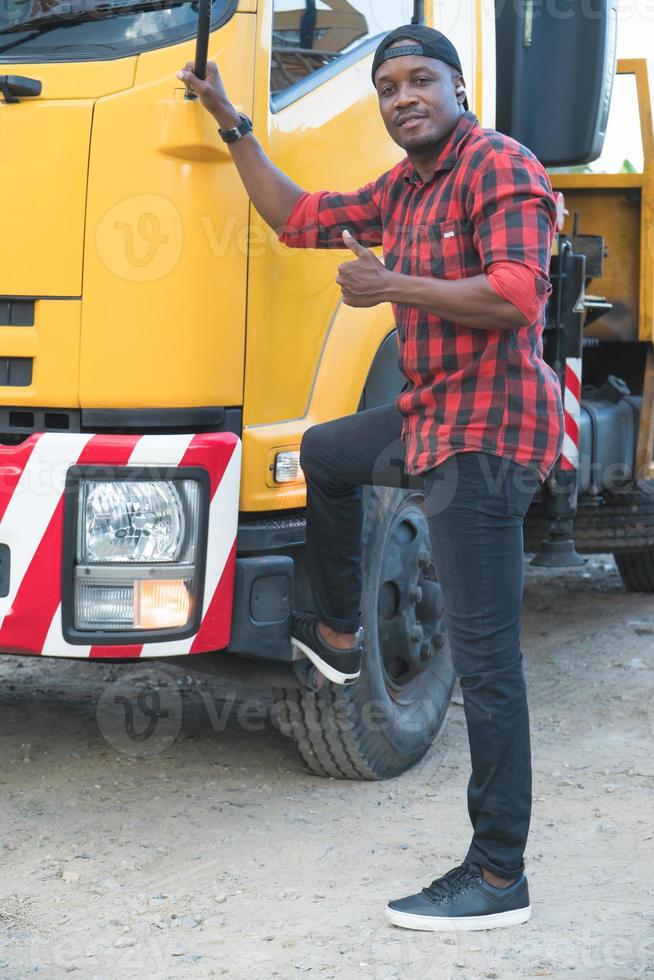 sorridente motorista de caminhão homem polegares para cima serviço satisfeito transporte foto