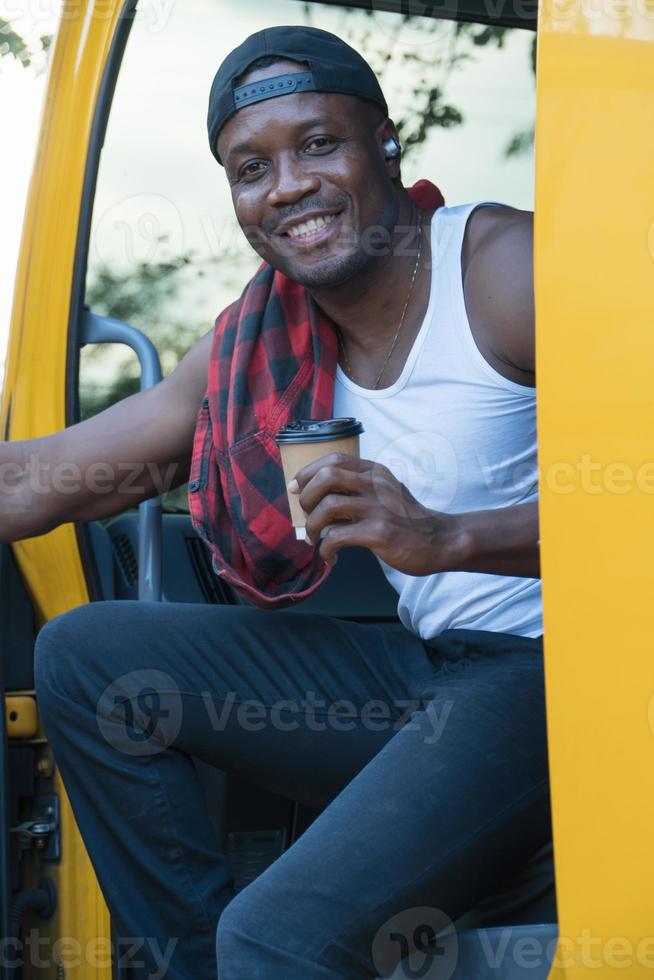 homem motorista de caminhão sorrindo confiante no transporte de carga de seguro foto