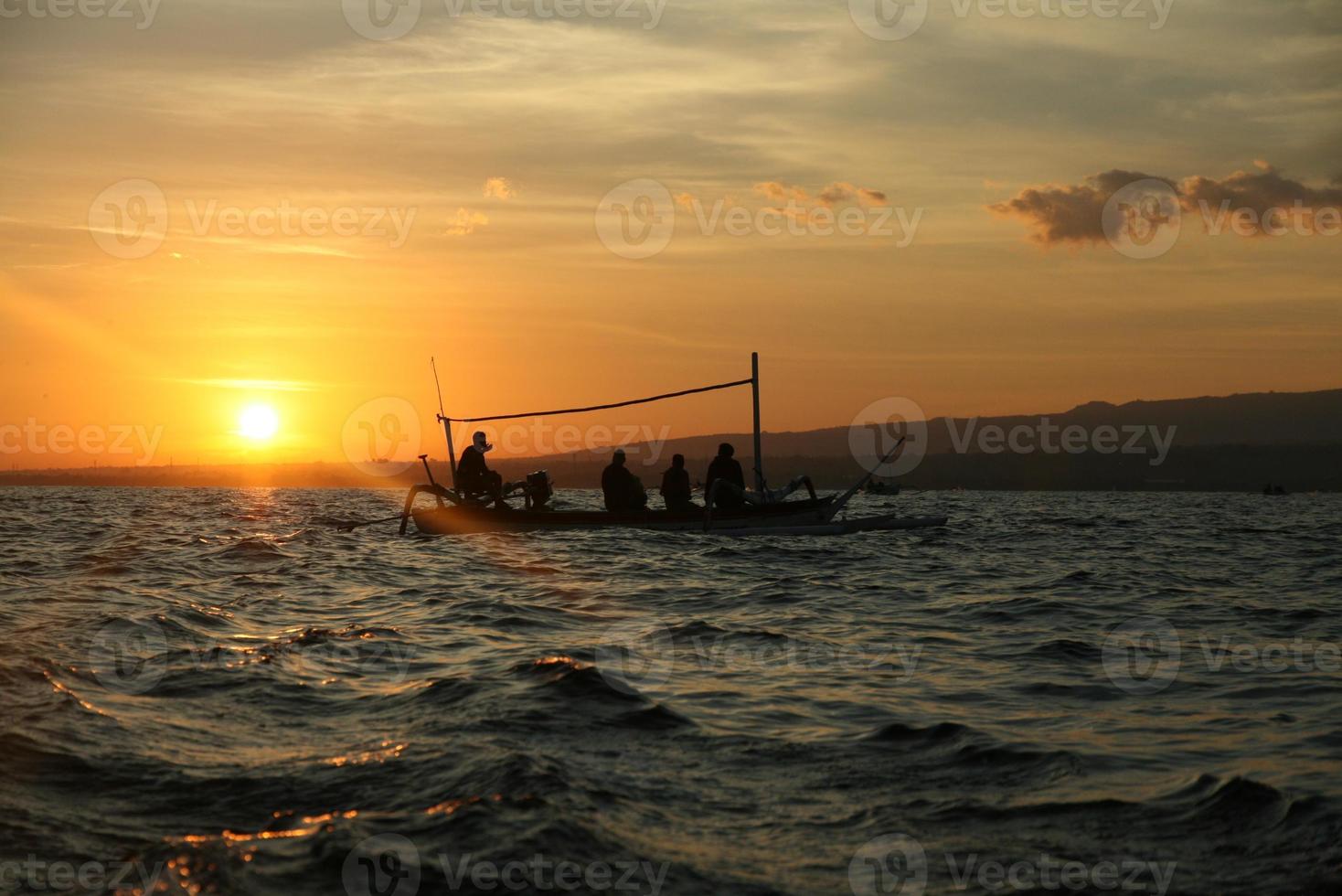 barco no sol da manhã foto