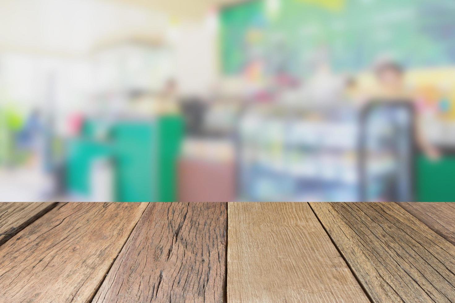 perspectiva de mesa de madeira vazia com fundo de café borrado, usado para montagem ou exibição de seus produtos foto