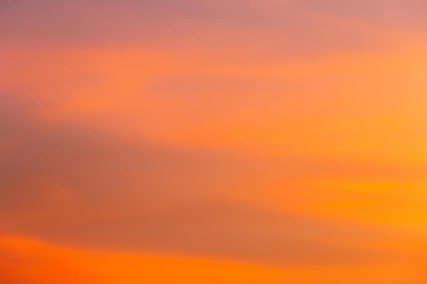 belo pôr do sol nascer do sol com céu de nuvens com luz dramática para fundo de papel de parede foto