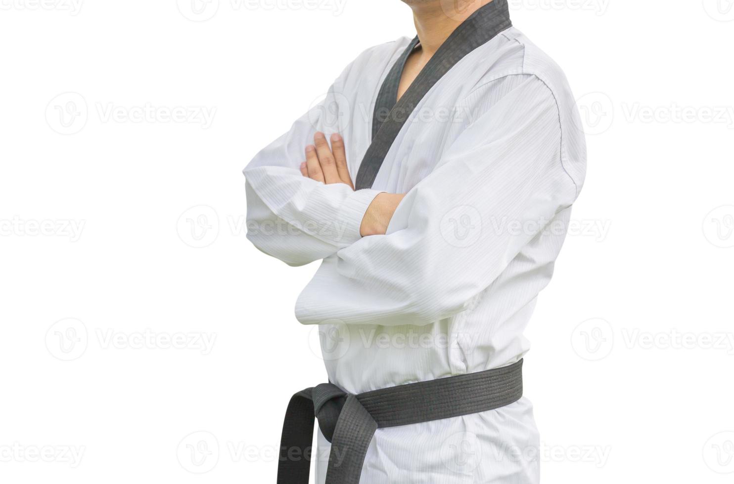 jovem lutador faixa preta de taekwondo posando de treinamento de karatê. retrato de homem vestindo karategi com traçado de recorte em fundo branco foto