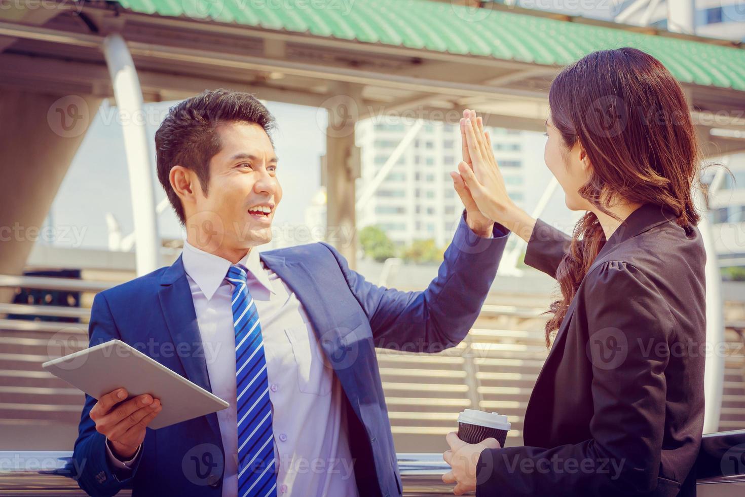 parceria de pessoas de negócios juntando as mãos com o fundo da cidade, trabalho em equipe de sucesso e conceito de parceria foto