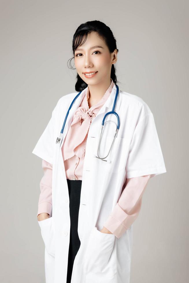 retrato de uma jovem médica atraente de jaleco branco. foto
