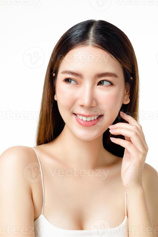 mulher asiática com um rosto bonito e pele fresca e lisa está vestida de rosa. foto
