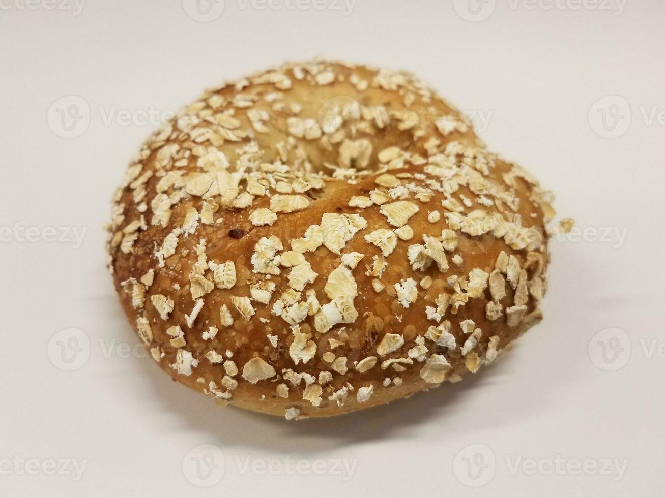 bagel de aveia na superfície branca ou mesa foto