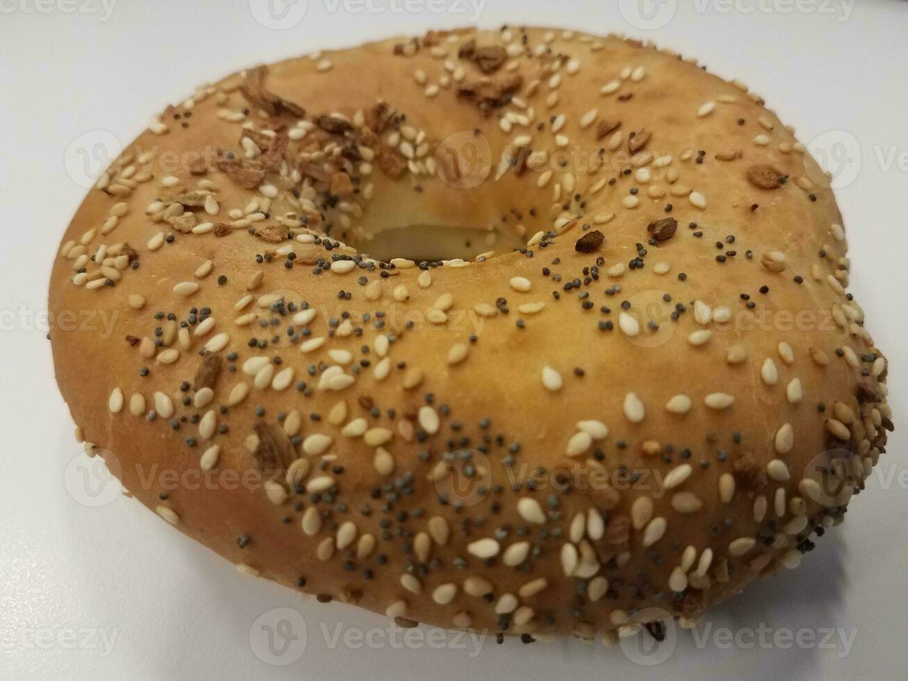 bagel com cebola e gergelim e sementes de papoula foto