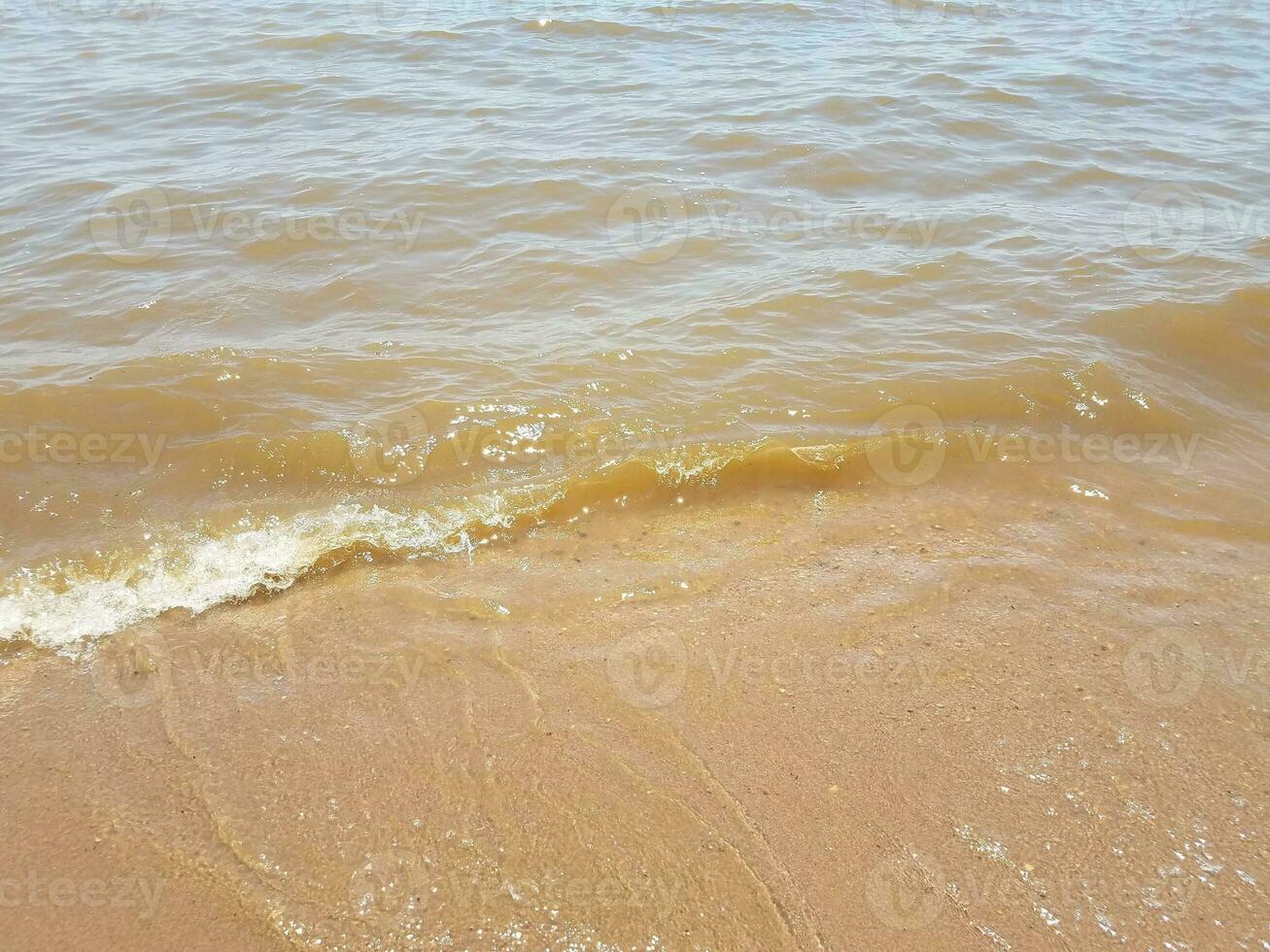 areia com ondas e pedras foto