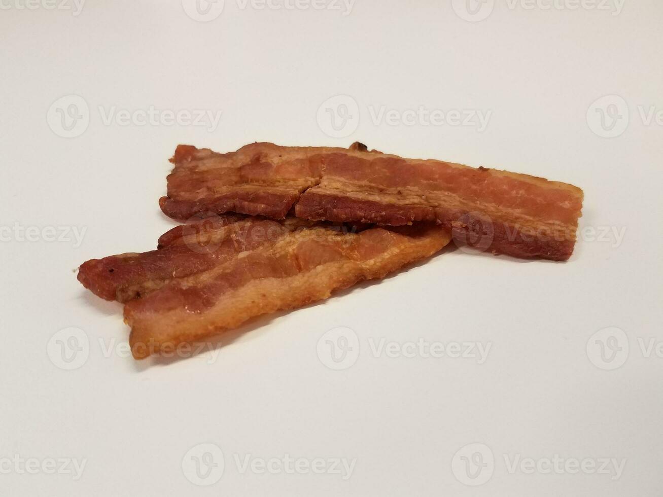 tira de bacon ou carne na superfície branca ou mesa foto