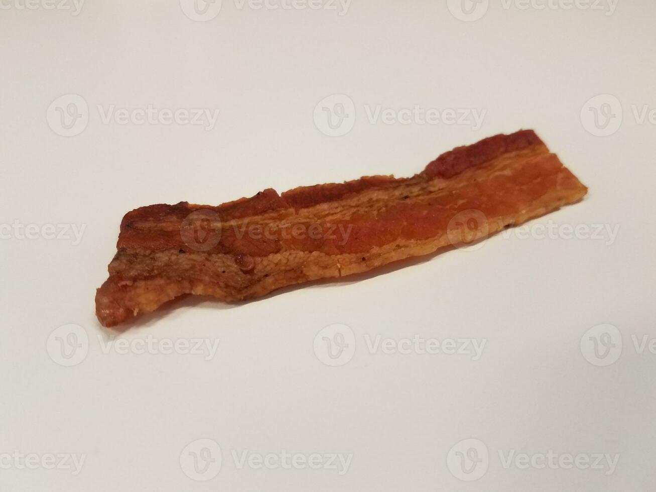 tira de bacon ou carne na superfície branca ou mesa foto