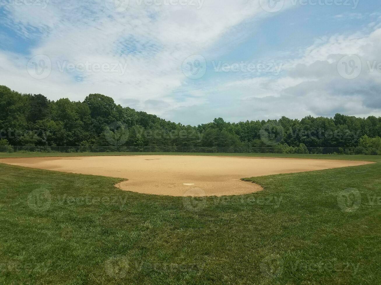 diamante de beisebol com sujeira e grama foto