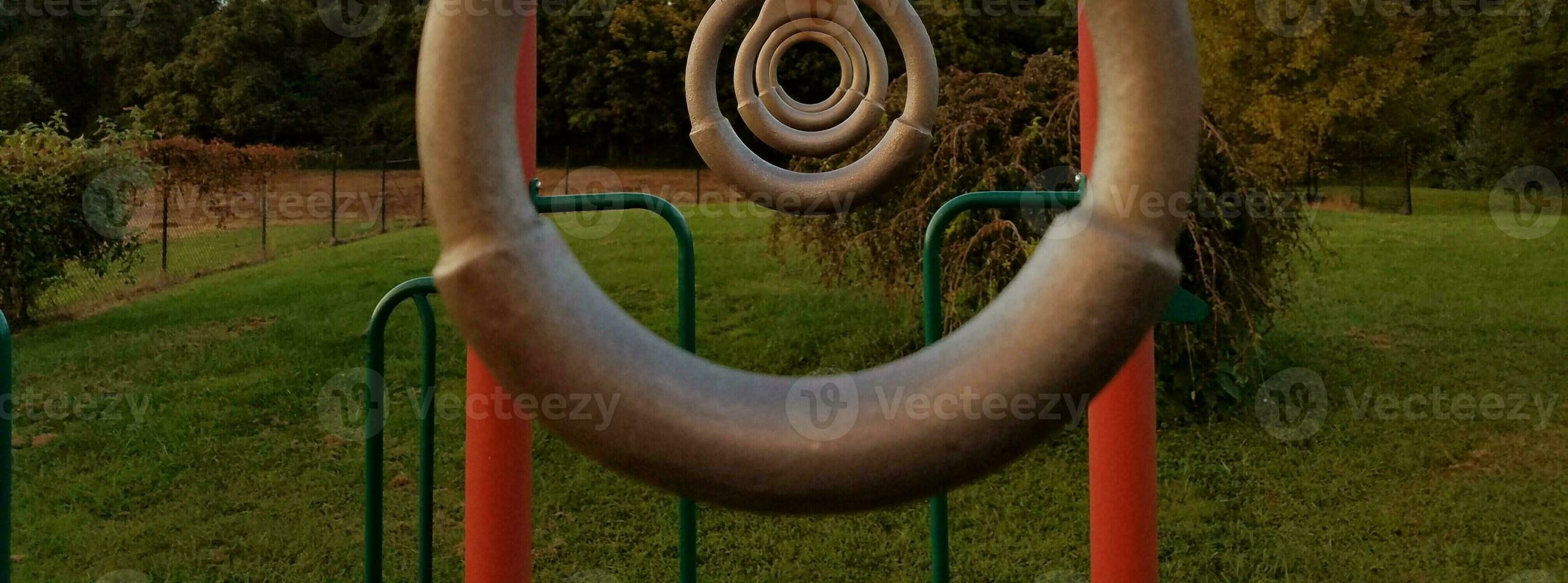 anéis de metal em um playground foto