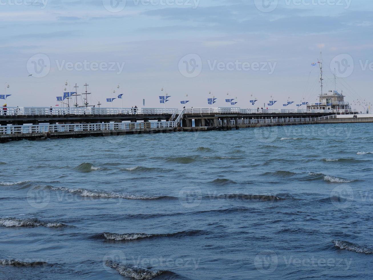 a praia de sopot na polônia foto