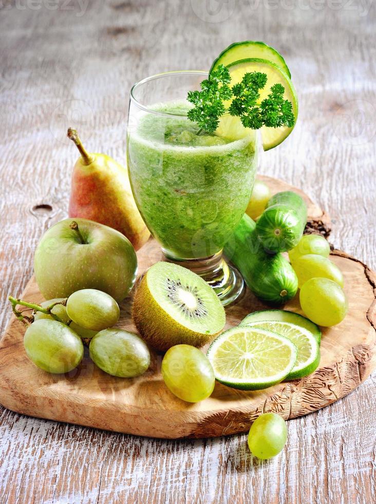 smoothie de desintoxicação verde refrescante com ingredientes foto