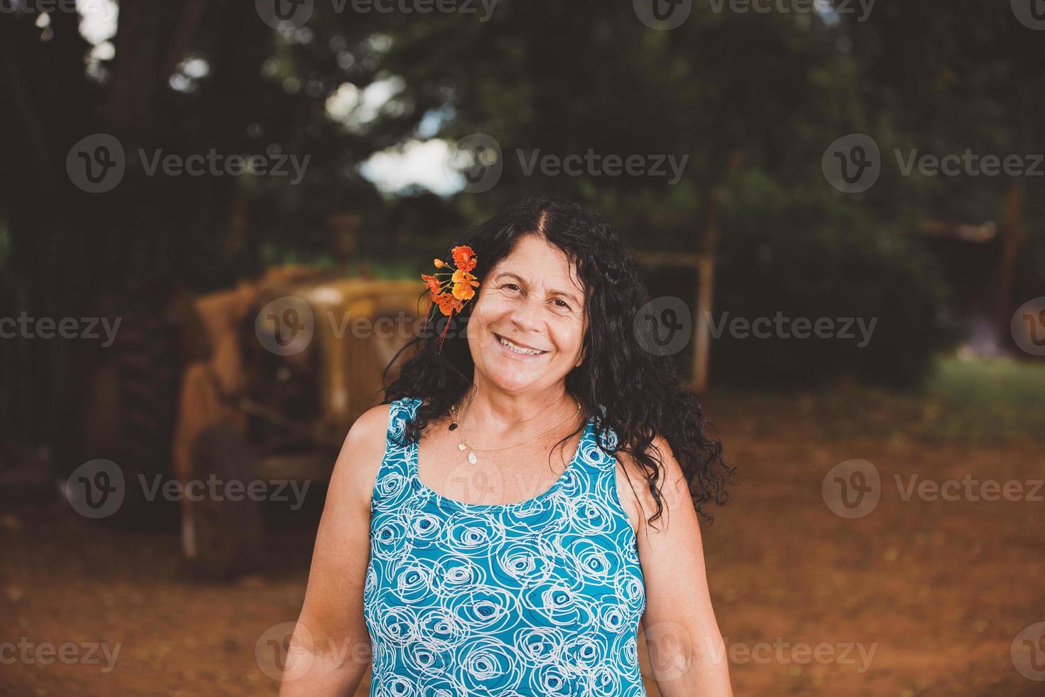retrato de uma bela meia-idade a sorrir. maduro. agricultora mais velha. mulher na fazenda em dia de verão. atividade de jardinagem. mulher brasileira. foto