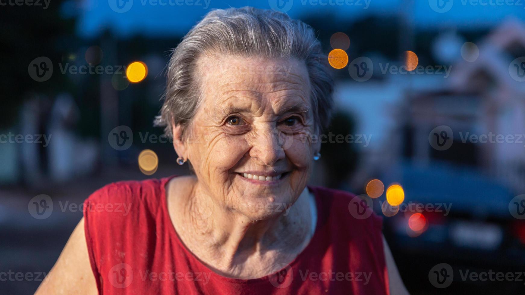 linda mulher mais velha rindo e sorrindo. mulher idosa sorridente. foto