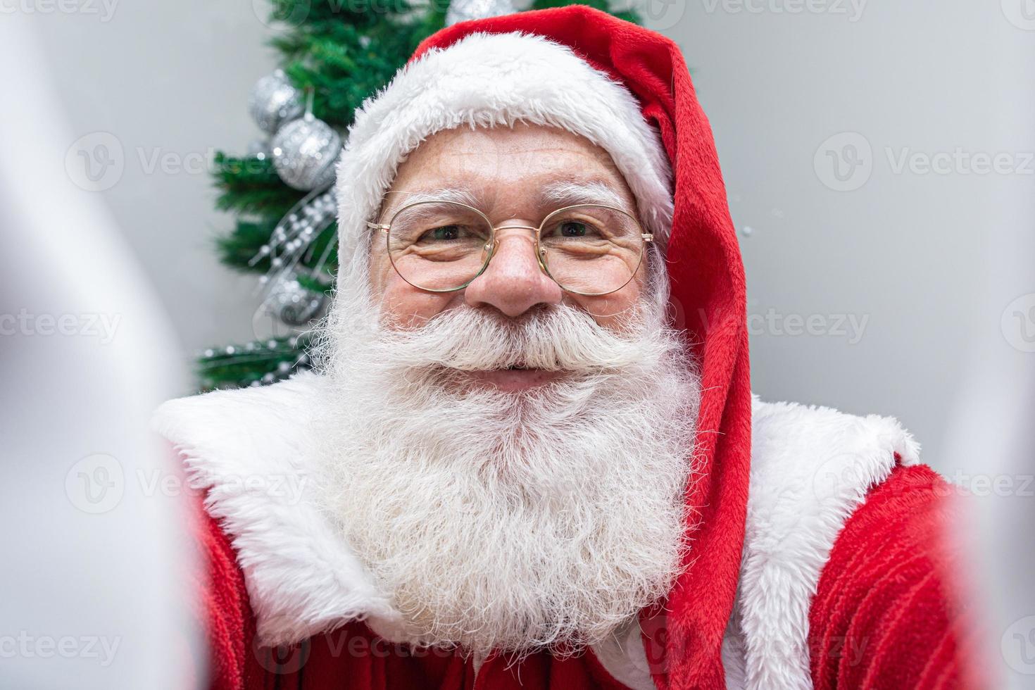 papai noel fazendo fotos de selfie. noite de natal. entrega de presentes. sonhos encantados das crianças.