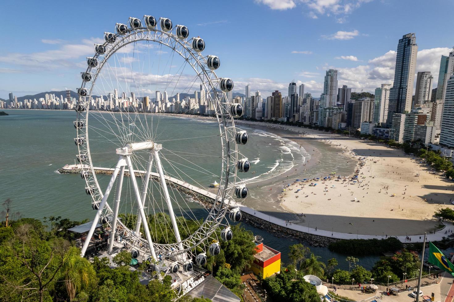 brasil, mar 2022 - antena da cidade de balneário camboriu foto