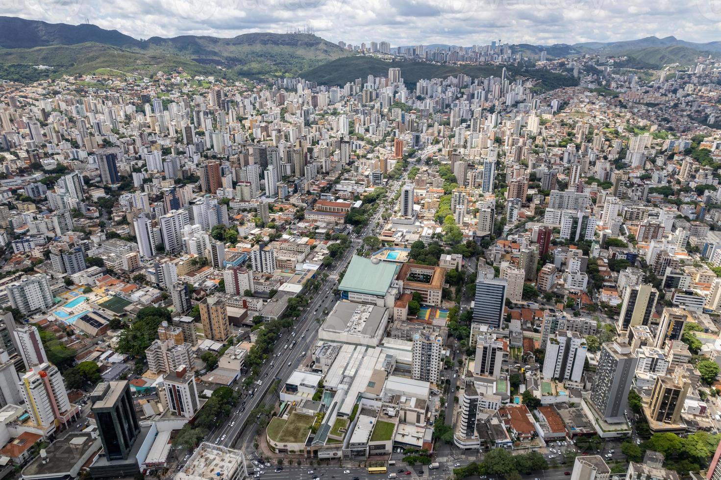 vista aérea da cidade de belo horizonte, em minas gerais, brasil. foto