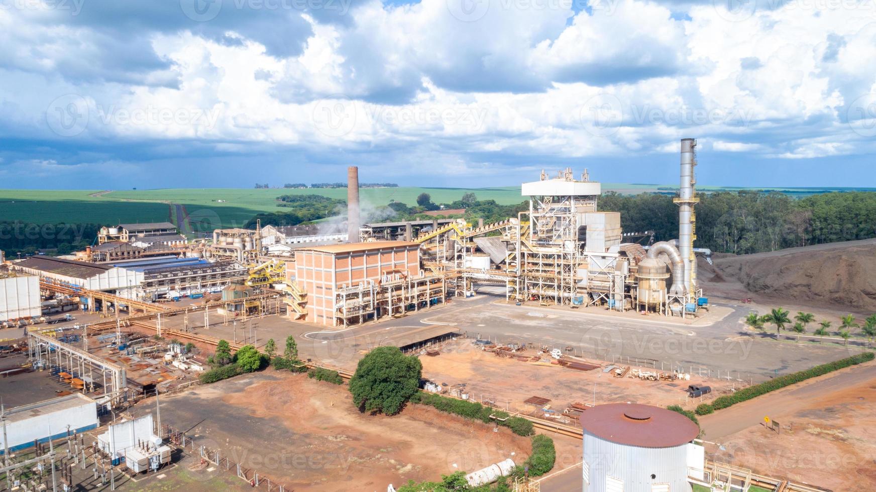 usina industrial de processamento de cana-de-açúcar no brasil. usina de cana-de-açúcar que produz energia renovável. etanol. foto