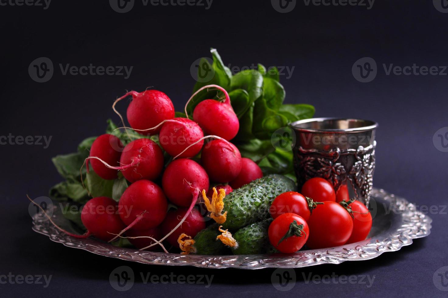 verduras e legumes frescos (pepino, rabanete, tomate, alface, espinafre) foto